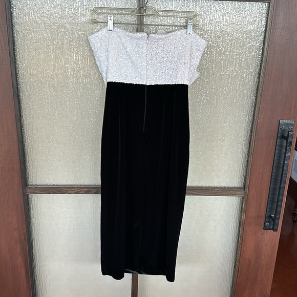 Badgley Mischka
Sequined Rose Velvet Midi Dress size 8 - Picture 13 of 15